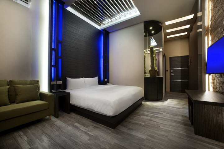 Room 3 of 28