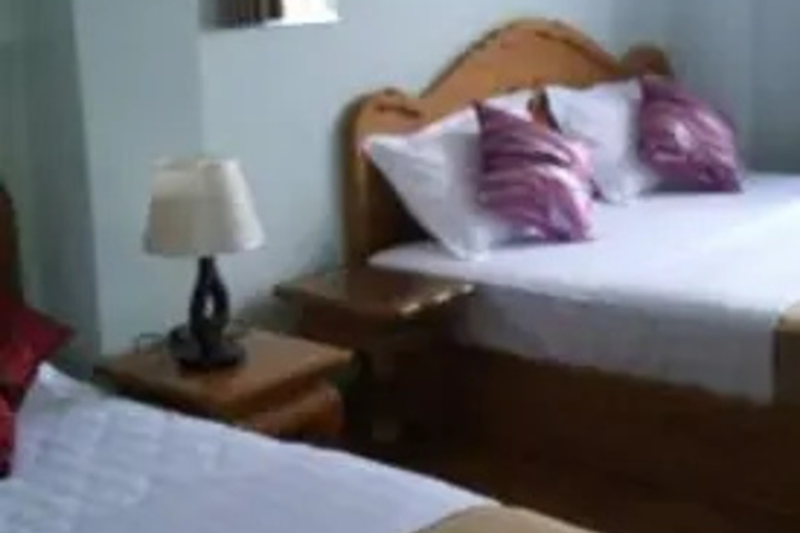 Room 4 of 12