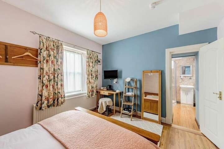 Room 4 of 25