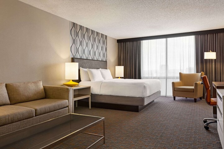 Executive King Bed (6 of 6)