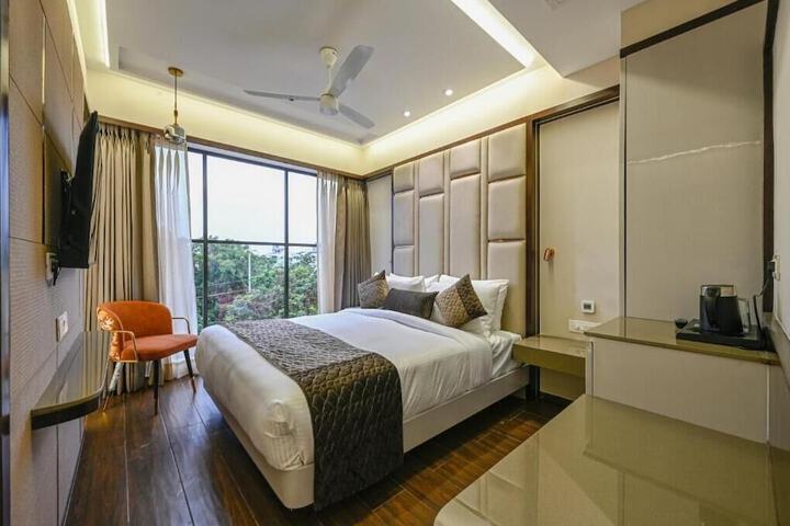 Room 6 of 27