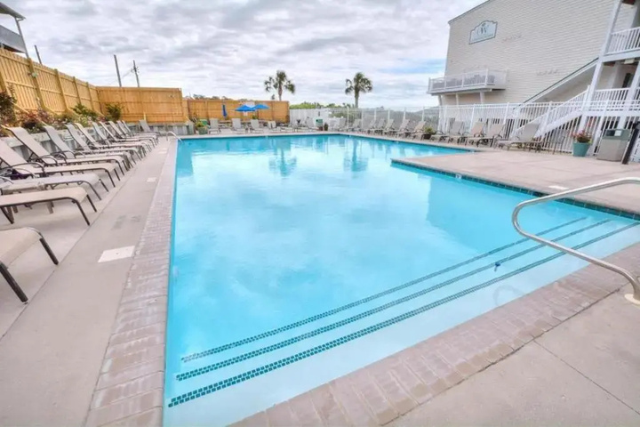Pool 10 of 15