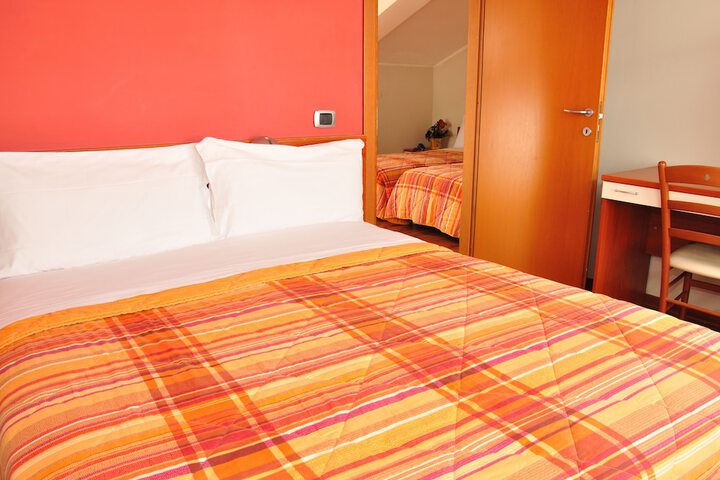 Room 3 of 20