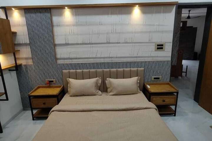 Room 5 of 10