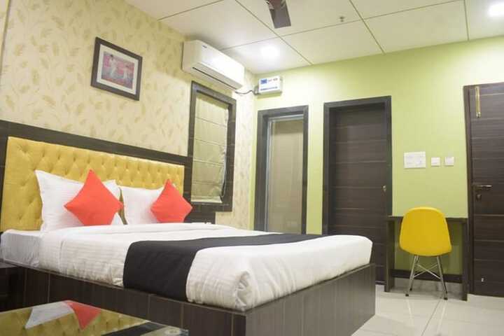 Room 6 of 12
