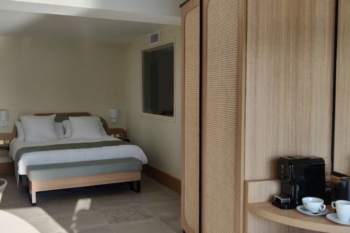Room 6 of 135
