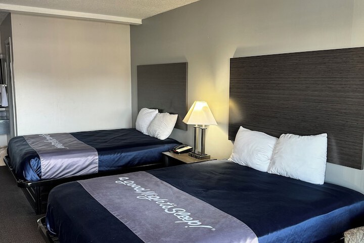 Classic 2 Queen Beds (6 of 13)