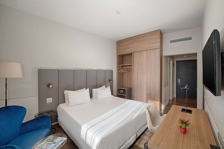 Room 32 of 68