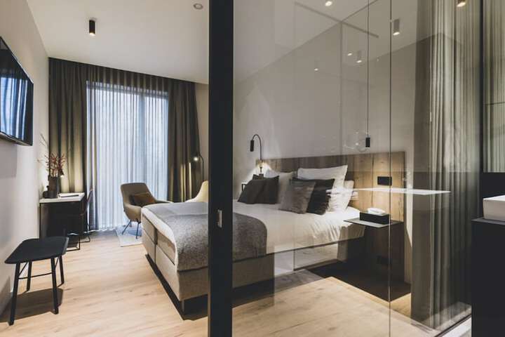 Room 3 of 32