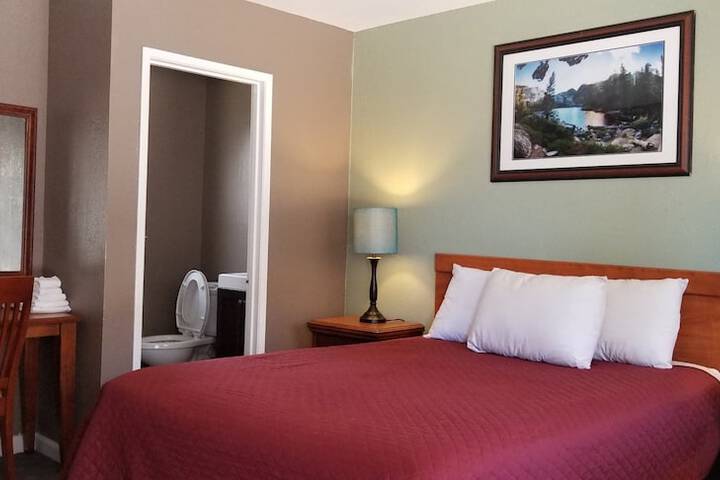 1 Queen Bed (7 of 18)