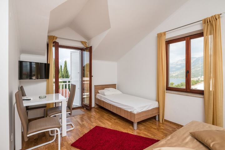 Room 14 of 80