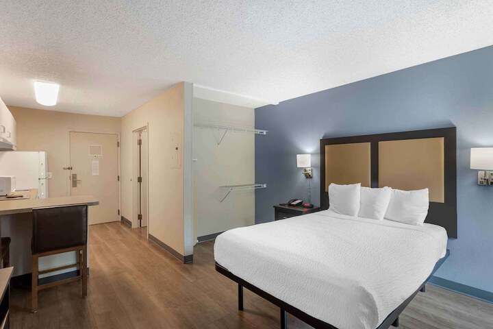 Modern Queen Bed Kitchen Accessible (2 of 11)