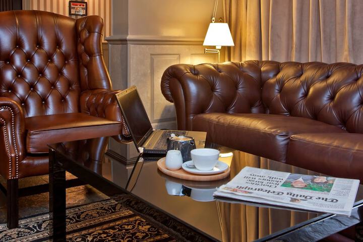 Lounge 38 of 44