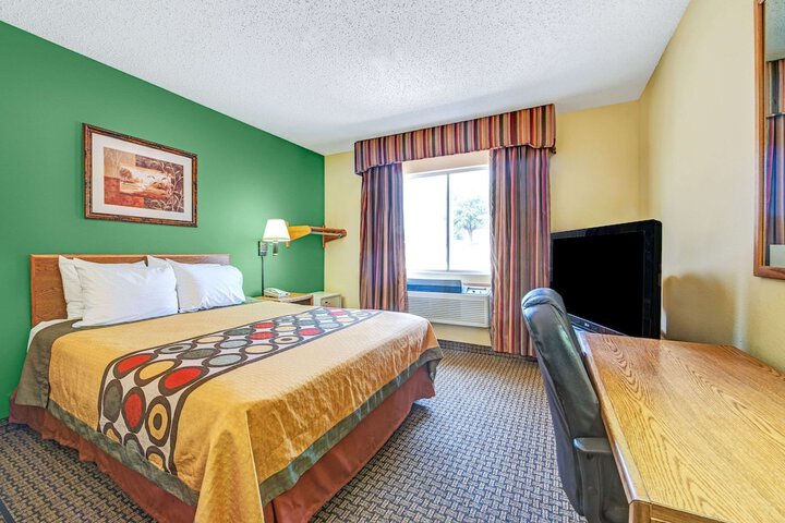 1 Queen Bed (6 of 12)