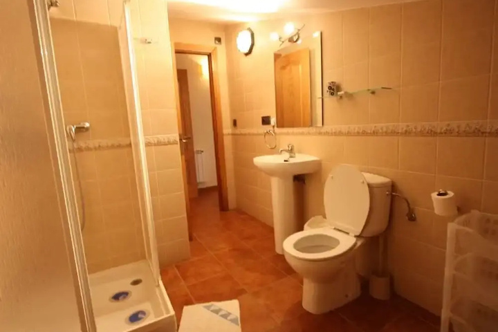 Room 6 of 13