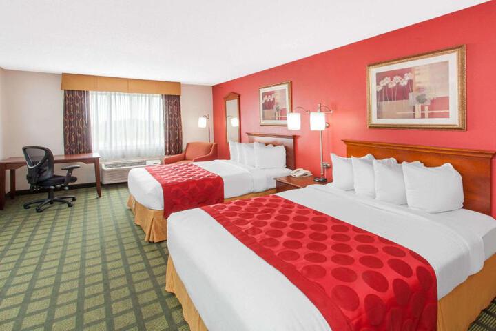 2 Queen Beds (12 of 15)