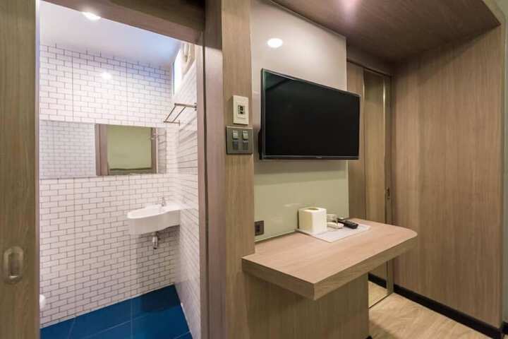 Room 10 of 28