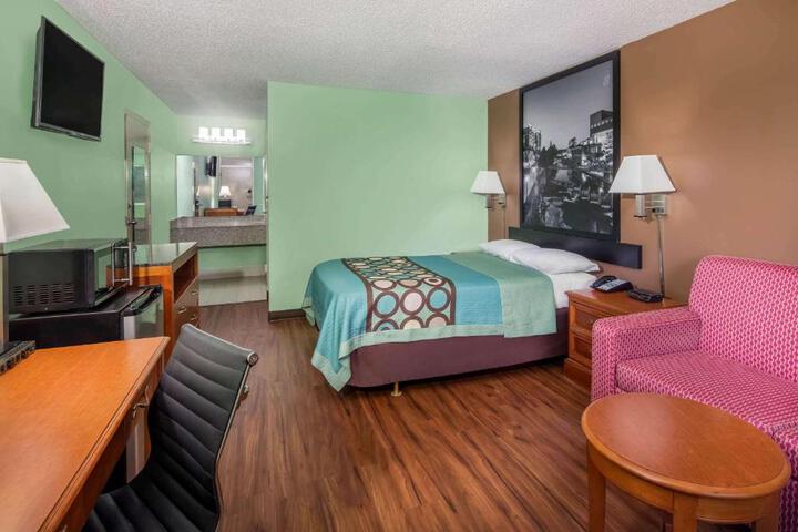 1 King Bed (2 of 5)