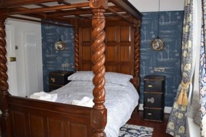 Room 5 of 18