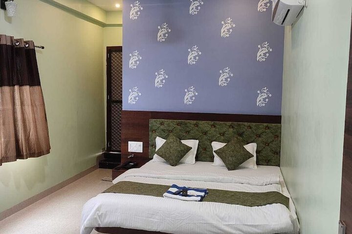 Room 6 of 10