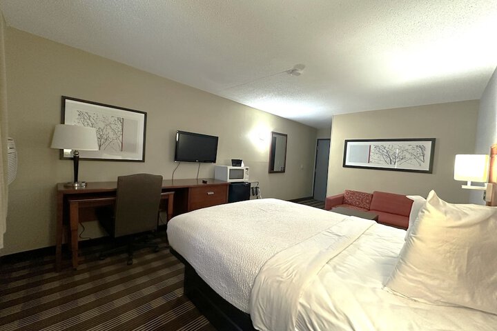 1 Queen Bed (16 of 30)
