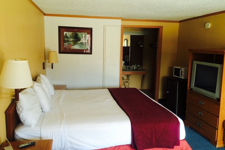 1 King Bed (2 of 9)