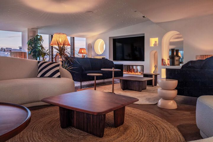 Lounge 37 of 49