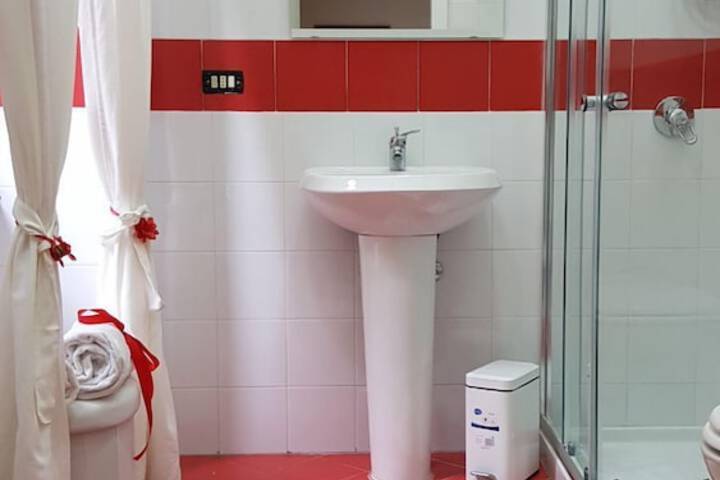 Room 4 of 8