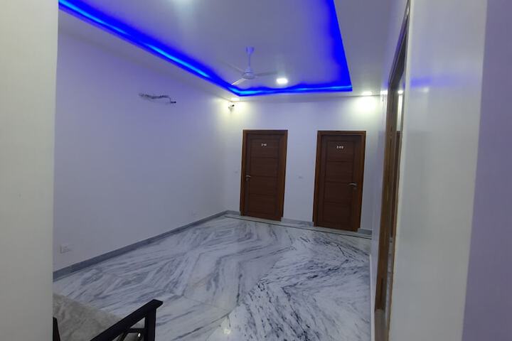 Room 7 of 18