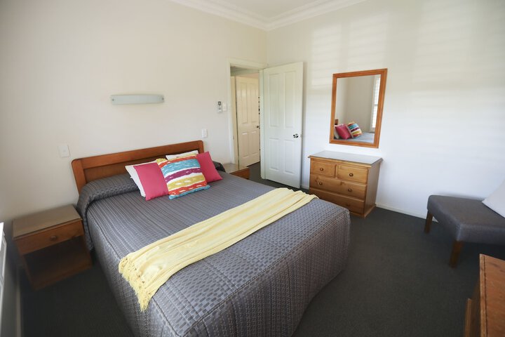 Room 6 of 76