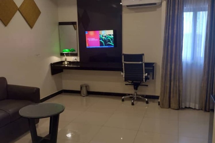 Room 8 of 14