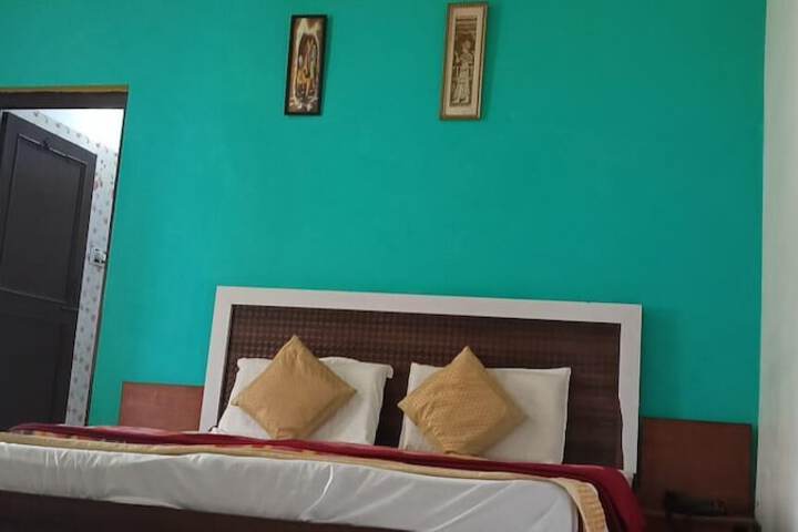 Room 10 of 28