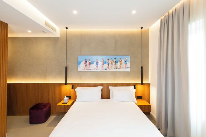 Room 28 of 77