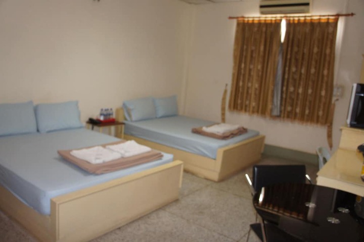 Room 10 of 32