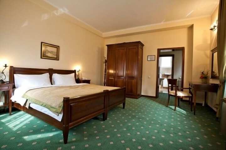 Room 4 of 20