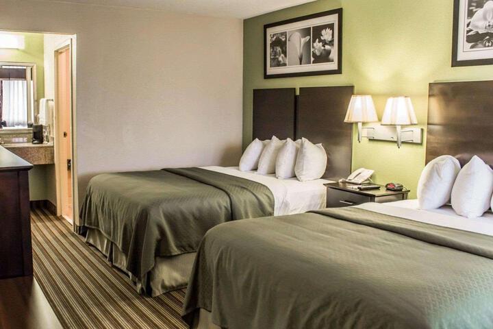 2 Queen Beds (8 of 12)