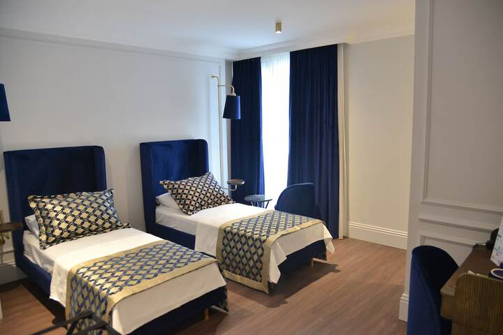 Room 9 of 28