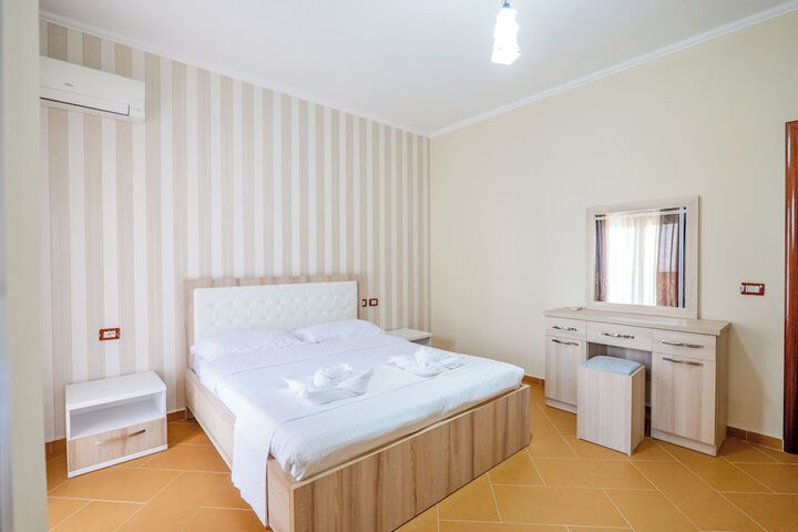 Room 12 of 77