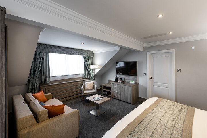 Room 9 of 100