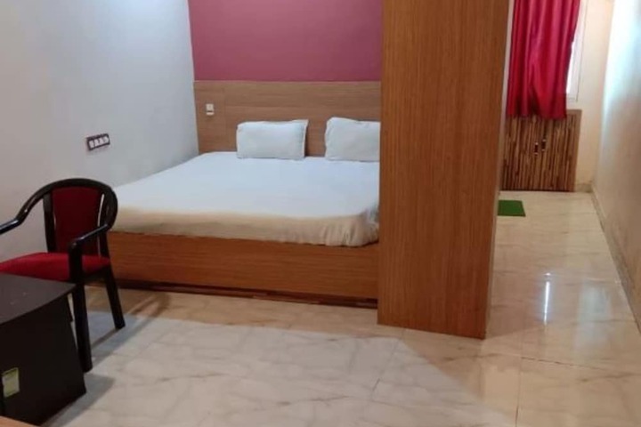 Room 5 of 9