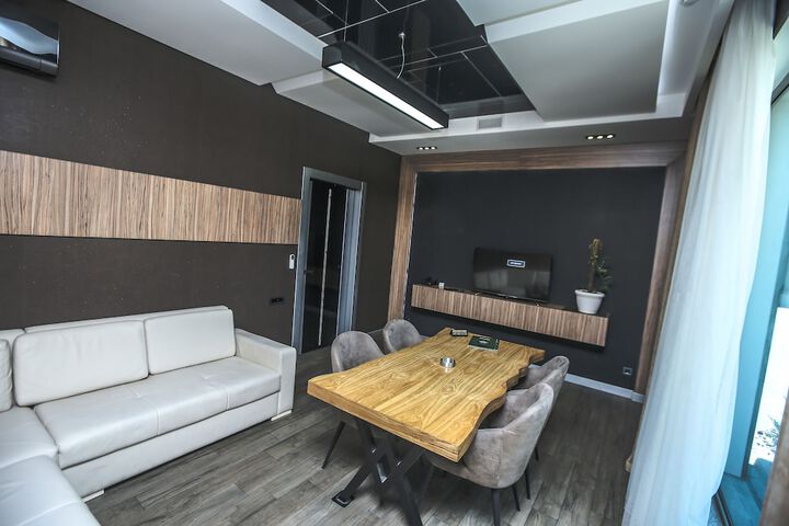 Room 27 of 38