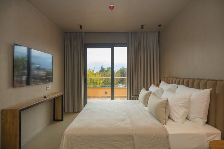 Room 13 of 76