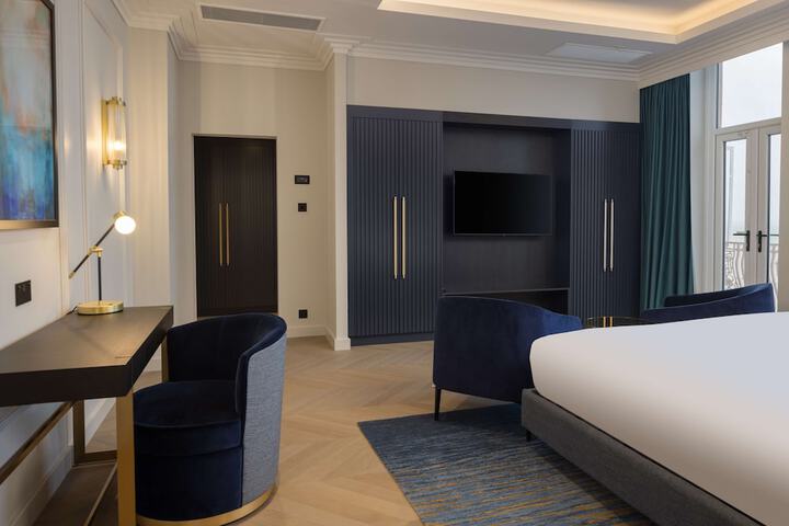 Room 33 of 182