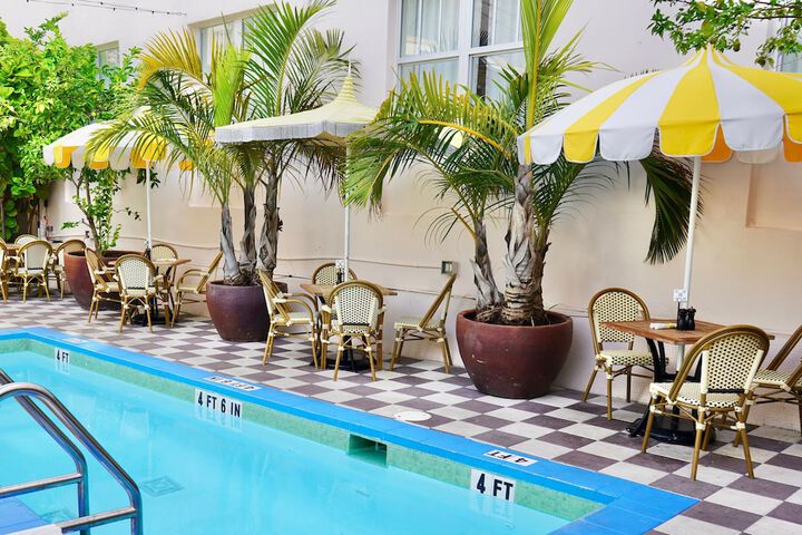Poolside bar
