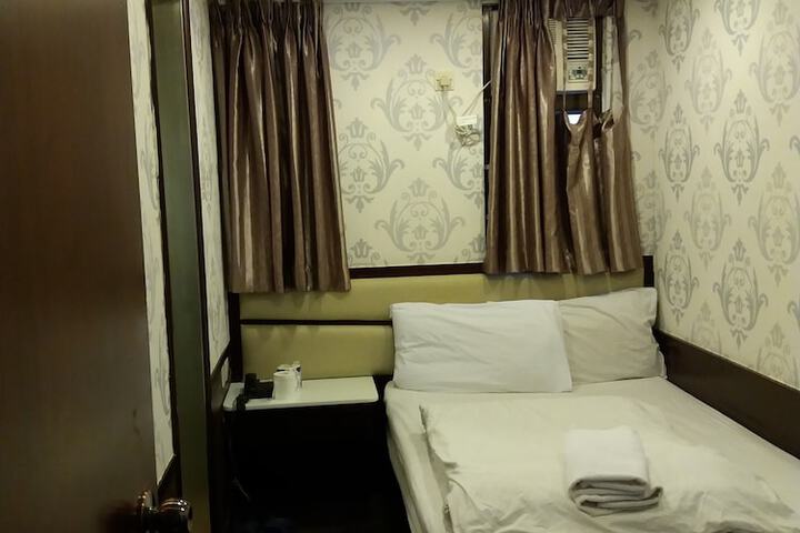 Room 26 of 106
