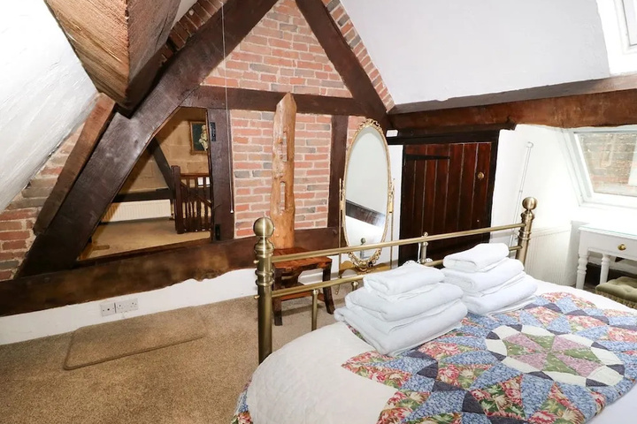 Room 4 of 18