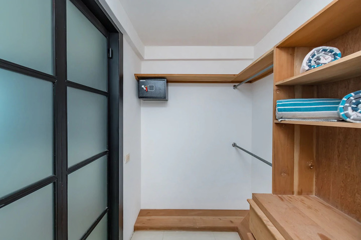 Room 3 of 10