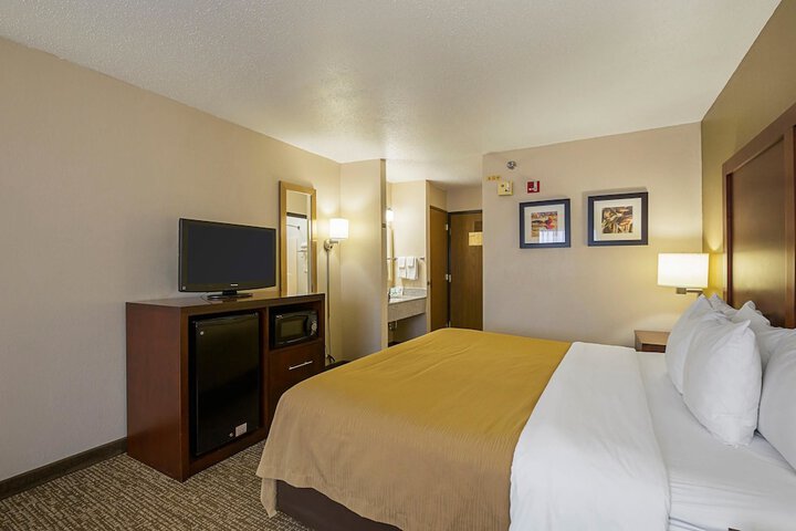 1 Double Bed Accessible (8 of 18)