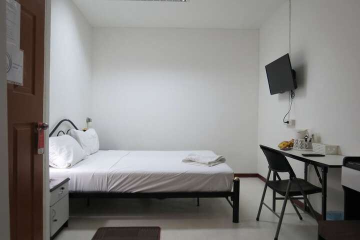 Room 7 of 16