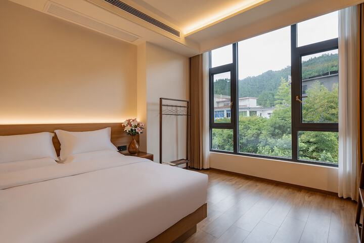 Room 4 of 80